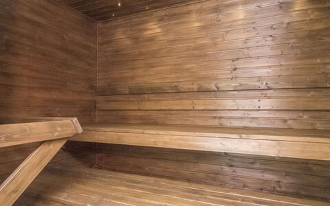 Mäntyranta 5: Mobilia, Interior Design, Pavimentazione, Pavimento, Tavolo, Soffitto, Cucina & Sala Da Pranzo Tavolo, Illuminazione, Sedia, Casa