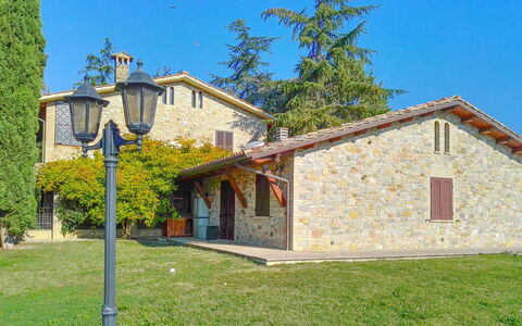 La Mora: Pianta, Cielo, Costruzione, Finestra, Lotto, Casa, Albero, Villetta, Erba, Facciata