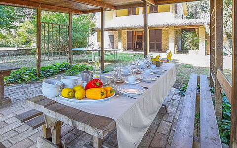 La Mora: Tavolo, Pianta, Mobilia, Tavola, Decorazione, Costruzione, Sedia, Tovaglia, Interior Design, Mobili Da Esterno