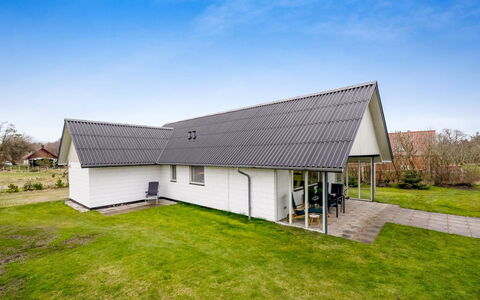 Moreen - 200M to the Fjord: Mobilia, Interior Design, Pavimentazione, Pavimento, Soffitto, Camera, Sedia, Tavolo, Appartamento, Cucina & Sala Da Pranzo Tavolo