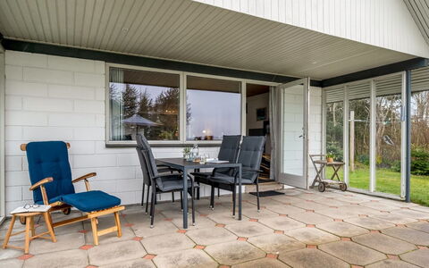 Moreen - 200M to the Fjord: Mobilia, Interior Design, Pavimentazione, Pavimento, Soffitto, Camera, Sedia, Tavolo, Appartamento, Cucina & Sala Da Pranzo Tavolo