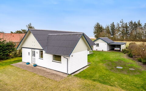 Moreen - 200M to the Fjord: Mobilia, Interior Design, Pavimentazione, Pavimento, Soffitto, Camera, Sedia, Tavolo, Appartamento, Cucina & Sala Da Pranzo Tavolo