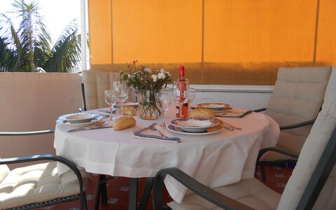 Apartamento Playa De Regla: Tavola, Tavolo, Mobilia, Proprietà, Sedia, Dishware, Tovaglia, Tessile, Piatto, Interior Design