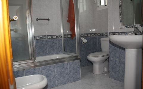Apartamento Playa De Regla: Idraulico Fixture, Proprietà, Bagno, Viola, Pianta, Lavello, Interior Design, Vasca Da Bagno, Doccia