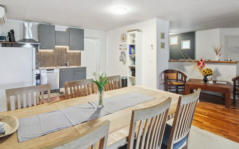 Ilsabe - 25Km from the Sea: Mobilia, Pavimentazione, Interior Design, Pavimento, Legna, Soffitto, Sala Da Pranzo, Cucina & Sala Da Pranzo Tavolo, Tavolo, Pavimento In Legno