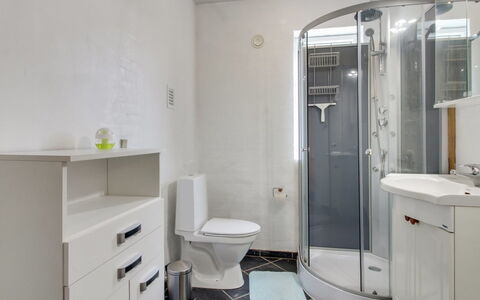 Ilsabe - 25Km from the Sea: Parete, Idraulico Fixture, Pavimentazione, Interior Design, Pavimento, Lavello, Gabinetto, Bagno, Soffitto, Lavandino Del Bagno