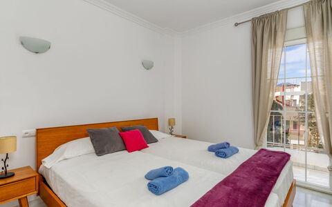 Las Brisas Estepona Golf: Mobilia, Proprietà, Costruzione, Azzurro, Comfort, Tavolo, Finestra, Tessile, Porta