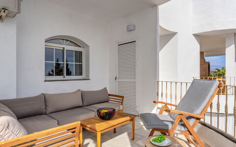 Las Brisas Estepona Golf: Mobilia, Tavolo, Proprietà, Divano, Legna, Comfort, Finestra, Interior Design, Soggiorno, Shade