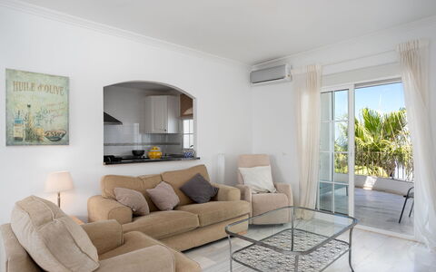 Las Brisas Estepona Golf: Mobilia, Interior Design, Pavimentazione, Divano, Pavimento, Casa, Soffitto, Soggiorno, Appartamento, Tavolo