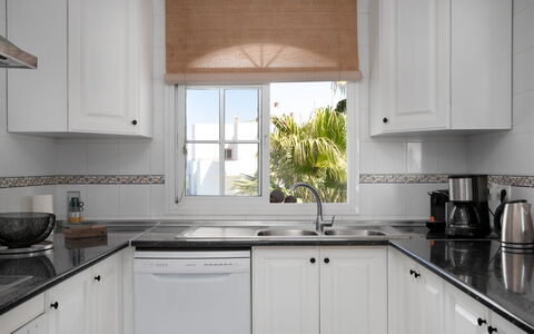 Las Brisas Estepona Golf: Cucina, Controsoffitto, Interior Design, Elettrodomestico Da Cucina, Cabinetry, Lavandino Della Cucina, Lavello, Pavimentazione, Idraulico Fixture, Casa