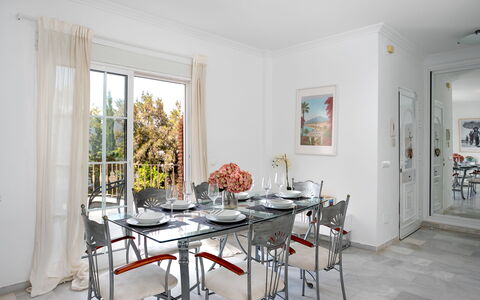 Las Brisas Estepona Golf: Mobilia, Sedia, Tavolo, Interior Design, Pavimentazione, Cucina & Sala Da Pranzo Tavolo, Sala Da Pranzo, Pavimento, Casa, Camera