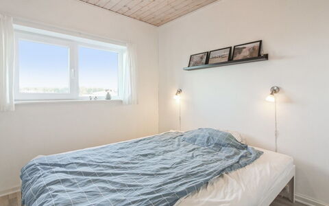 Truls - 700M from the Sea: Legna, Camera Da Letto, Soffitto, Letto, Interior Design, Pavimento, Bedding, Lenzuolo, Pavimentazione, Casa
