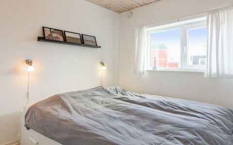 Truls - 700M from the Sea: Parete, Camera Da Letto, Letto, Legna, Interior Design, Soffitto, Lenzuolo, Bedding, Pavimento, Mobilia
