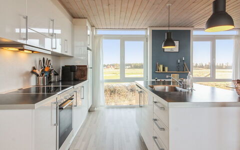 Truls - 700M from the Sea: Legna, Cucina, Casa, Controsoffitto, Appartamento, Pavimento In Legno, Latifoglie, Cabinetry, Color Legno, Plank