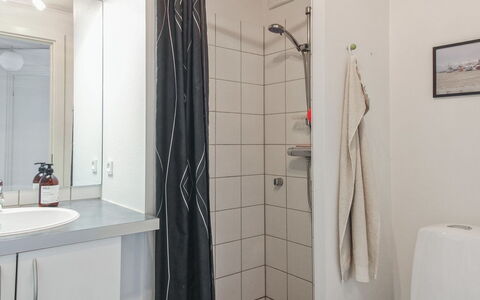 Truls - 700M from the Sea: Parete, Idraulico Fixture, Interior Design, Pavimentazione, Pavimento, Bagno, Idraulico, Lavello, Rubinetto, Camera