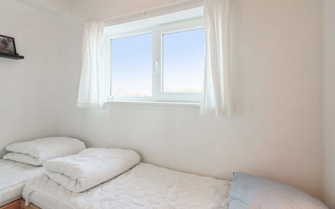 Truls - 700M from the Sea: Letto, Camera Da Letto, Parete, Legna, Pavimento, Lenzuolo, Bedding, Interior Design, Pavimentazione, Biancheria