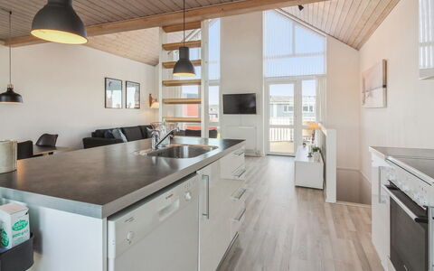 Truls - 700M from the Sea: Cucina, Controsoffitto, Legna, Pavimentazione, Soffitto, Interior Design, Pavimento, Mobilia, Cabinetry, Pavimento In Legno