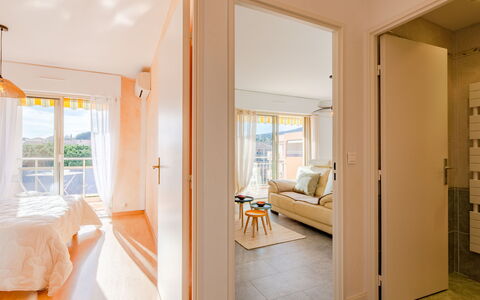 Sainte Maxime 399: Costruzione, Mobilia, Comfort, Finestra, Porta, Legna, Interior Design, Shade, Soggiorno