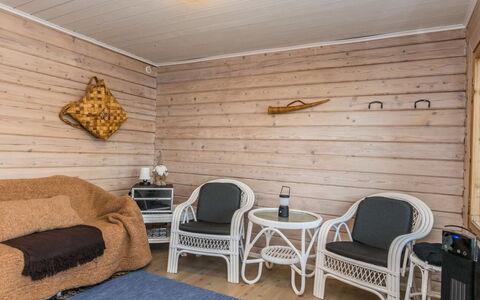Villa Kuorinka: Letto, Mobilia, Camera Da Letto, Interior Design, Bedding, Lenzuolo, Pavimentazione, Legna, Pavimento, Camera