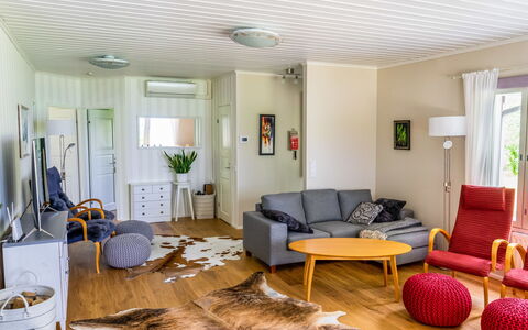 Villa Kuorinka: Mobilia, Interior Design, Pavimentazione, Pavimento, Legna, Divano, Soggiorno, Soffitto, Camera, Pavimento In Legno