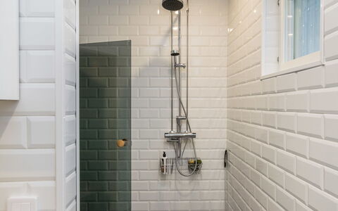 Villa Kuorinka: Parete, Interior Design, Pavimentazione, Pavimento, Bagno, Piastrella, Idraulico Fixture, Idraulico