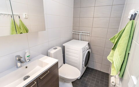 Lumpeenranta: Pavimentazione, Idraulico Fixture, Pavimento, Toilet Seat, Interior Design, Gabinetto, Mobiletto Del Bagno, Lavello, Lavatrice, Bagno