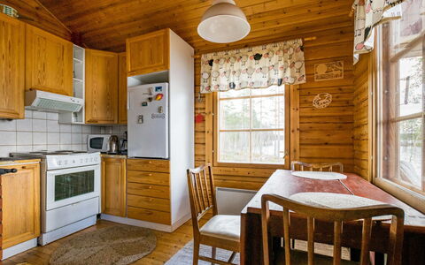 Kaskenhovi: Mobilia, Interior Design, Pavimentazione, Pavimento, Tavolo, Soffitto, Cucina & Sala Da Pranzo Tavolo, Illuminazione, Sedia, Casa