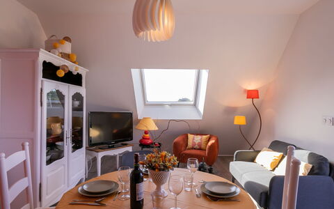 Les Oyats: Tavolo, Mobilia, Tavola, Cornice, Sedia, Comfort, Arancia, Costruzione, Illuminazione, Interior Design