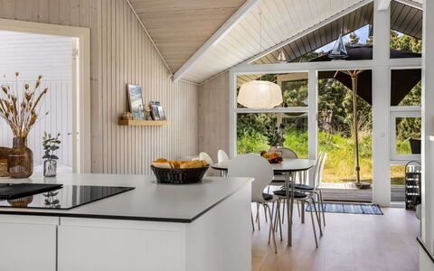 Ubbe - 800M from the Sea: Legna, Interior Design, Pavimentazione, Soffitto, Mobilia, Cucina, Lampada, Controsoffitto, Pavimento, Cucina & Sala Da Pranzo Tavolo