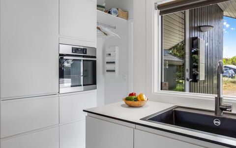 Ubbe - 800M from the Sea: Cucina, Controsoffitto, Interior Design, Elettrodomestico Da Cucina, Cabinetry, Pavimentazione, Idraulico Fixture, Elettrodomestico, Apparecchio Major, Casa