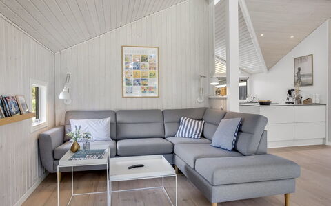 Ubbe - 800M from the Sea: Pavimentazione, Soggiorno, Pavimento In Legno, Latifoglie, Divano, Color Legno, Plank, Pavimento Laminato
