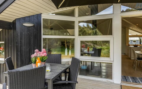 Ubbe - 800M from the Sea: Legna, Interior Design, Casa, Mobilia, Soffitto, Porta, Pavimentazione, Pavimento, Portico, Latifoglie