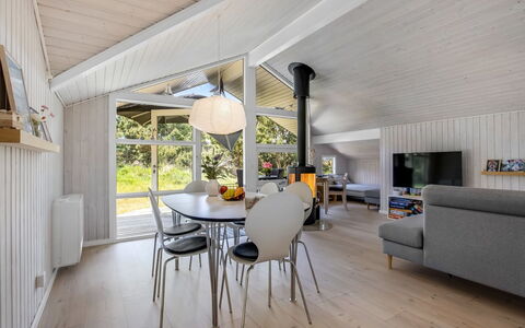 Ubbe - 800M from the Sea: Legna, Soffitto, Interior Design, Pavimentazione, Pavimento, Mobilia, Pavimento In Legno, Casa, Cucina & Sala Da Pranzo Tavolo, Soggiorno