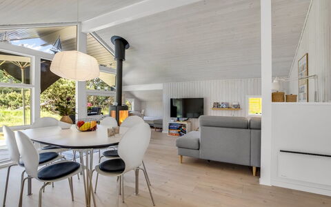 Ubbe - 800M from the Sea: Interior Design, Pavimentazione, Mobilia, Pavimento, Legna, Soffitto, Pavimento In Legno, Lampada, Soggiorno, Divano
