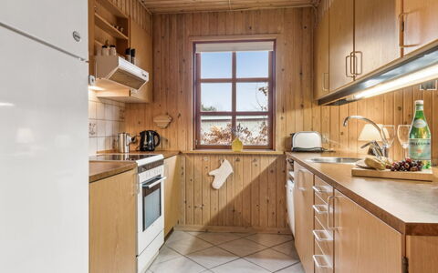Niyazi - 770M from the Sea: Cucina, Legna, Cabinetry, Pavimentazione, Controsoffitto, Elettrodomestico Da Cucina, Interior Design, Pavimento, Casa, Soffitto