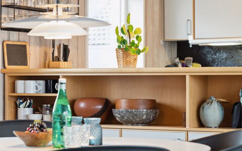 Eljene - 700M from the Sea: Mobilia, Interior Design, Tavola, Pavimentazione, Legna, Controsoffitto, Lampada, Tavolo, Cucina & Sala Da Pranzo Tavolo, Cucina