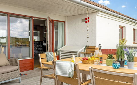 Eljene - 700M from the Sea: Mobilia, Legna, Tavolo, Sedia, Interior Design, Pavimentazione, Pavimento, Cucina & Sala Da Pranzo Tavolo, Color Legno, Latifoglie
