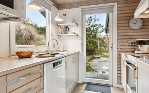 Selenia - 1Km from the Sea: Elettrodomestico Da Cucina, Apparecchio Major, Cucina, Controsoffitto, Legna, Pavimentazione, Elettrodomestico, Interior Design, Mobilia, Pavimento