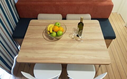 Banko Camping: Costruzione, Nube, Mobilia, Finestra, Cielo, Azzurro, Legna, Interior Design, Shade