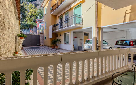 Dani: Costruzione, Finestra, Legna, Interior Design, Urban Design, Sedia, Pianta, Casa, Shade, Tavolo
