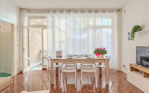 Dani: Mobilia, Proprietà, Tavolo, Legna, Decorazione, Interior Design, Fiore, Finestra, Sedia, Pavimentazione