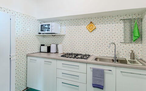 Dani: Cabinetry, Proprietà, Controsoffitto, Costruzione, Lavello, Interior Design, Cucina, Pavimento, Parete, Pavimentazione