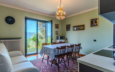 Cardana: Tavolo, Proprietà, Mobilia, Cornice, Finestra, Legna, Interior Design, Sedia, Pavimento, Soggiorno