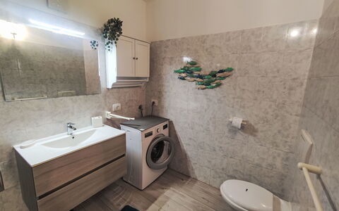 Welcome 2 Riva: Idraulico Fixture, Rubinetto, Proprietà, Specchio, Costruzione, Vasca Da Bagno, Lavello, Lavandino Del Bagno, Bagno, Interior Design