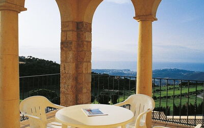 Hapimag 600.4: Tavolo, Mobilia, Cielo, Proprietà, Cibo, Nube, Tavola, Sedia, Natura, Albero