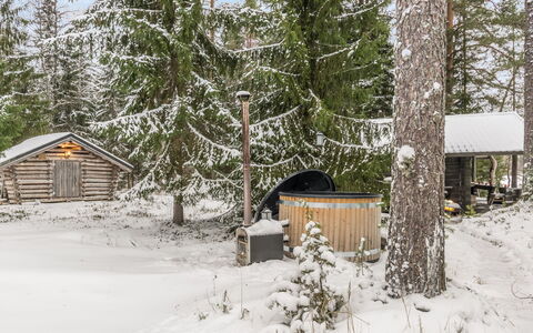 Villa Kipinä: Mobilia, Interior Design, Pavimentazione, Pavimento, Tavolo, Soffitto, Cucina & Sala Da Pranzo Tavolo, Illuminazione, Sedia, Casa