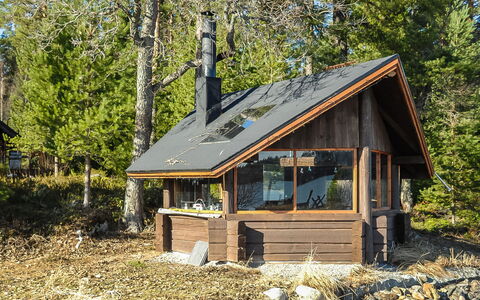 Villa Kipinä: Mobilia, Interior Design, Pavimentazione, Pavimento, Tavolo, Soffitto, Cucina & Sala Da Pranzo Tavolo, Illuminazione, Sedia, Casa