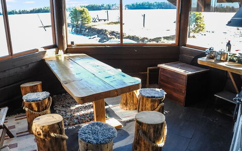 Villa Kipinä: Mobilia, Interior Design, Pavimentazione, Pavimento, Tavolo, Soffitto, Cucina & Sala Da Pranzo Tavolo, Illuminazione, Sedia, Casa