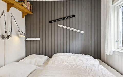 Jukka - 2Km from the Sea: Soffitto, Pavimentazione, Interior Design, Pavimento, Materiale Composito, Mobilia, Ricorrere, Hotel, Design, Illuminazione Diurna