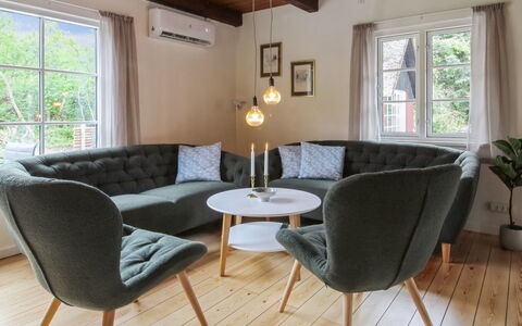 Hila: Mobilia, Pavimentazione, Legna, Pavimento, Interior Design, Pavimento In Legno, Tavolo, Soggiorno, Divano, Color Legno